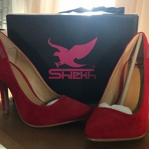 New women’s size 7 shiekh red velvet heels